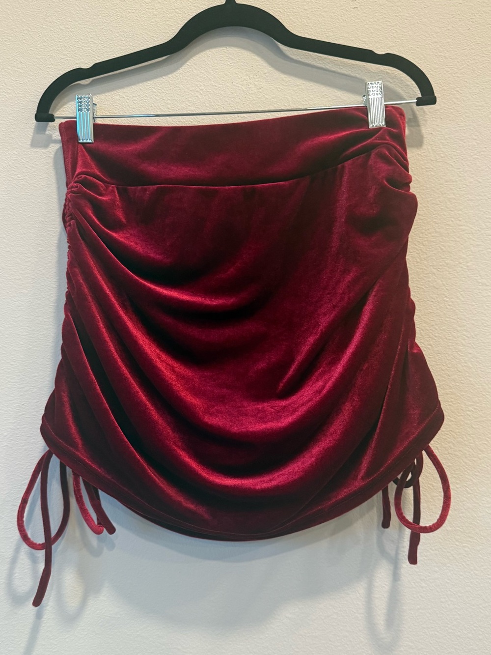 HALARA Red Velvet Ruched Mini Skirt